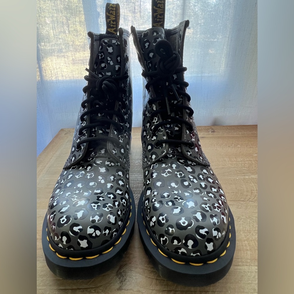 Dr Martens Women's 1460 8 Eye Boot Size 7 In Leopard Print New - Picture 2 of 11